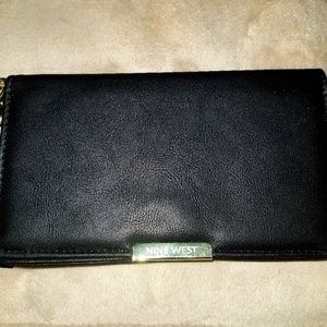 woman wristlet wallet